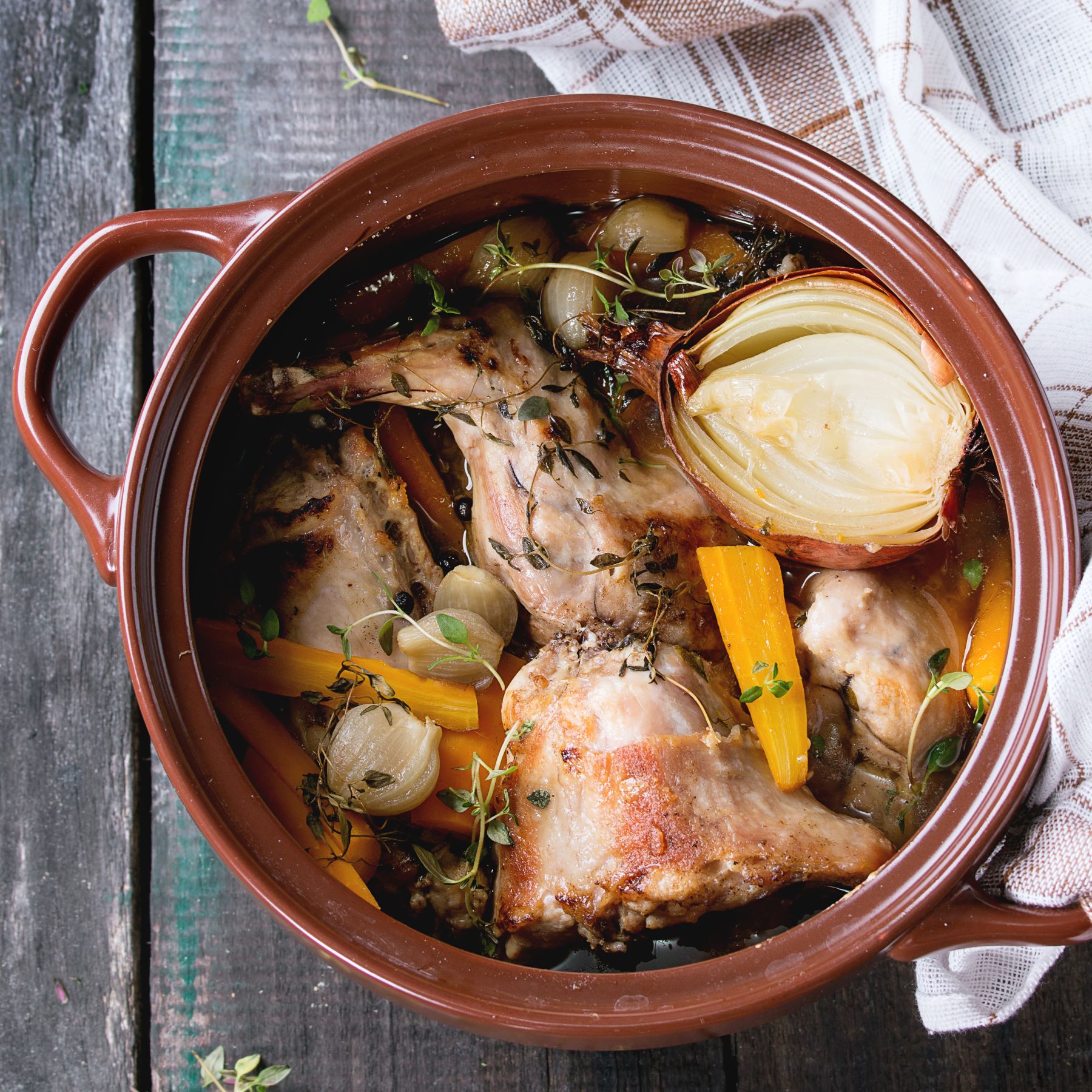 Rabbit braised with prunes and beer 
